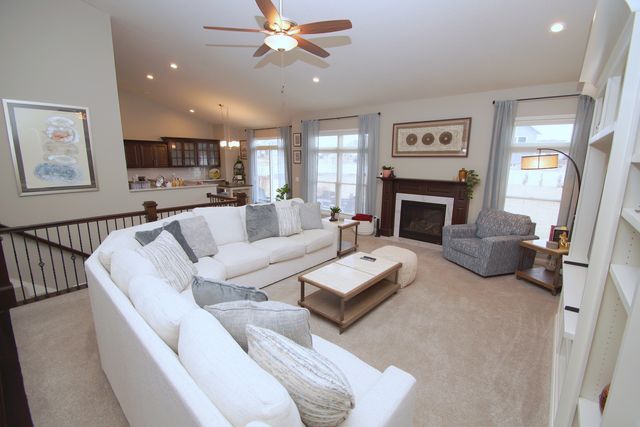 5525 WILLMEYER Drive, Bettendorf, IA 52722