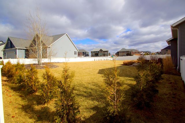 5525 WILLMEYER Drive, Bettendorf, IA 52722