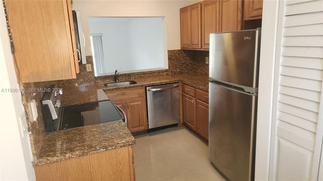 210 E Palm Circle E, Pembroke Pines, FL 33025
