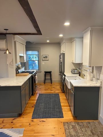 32 Buffum St 1, Salem, MA 01970