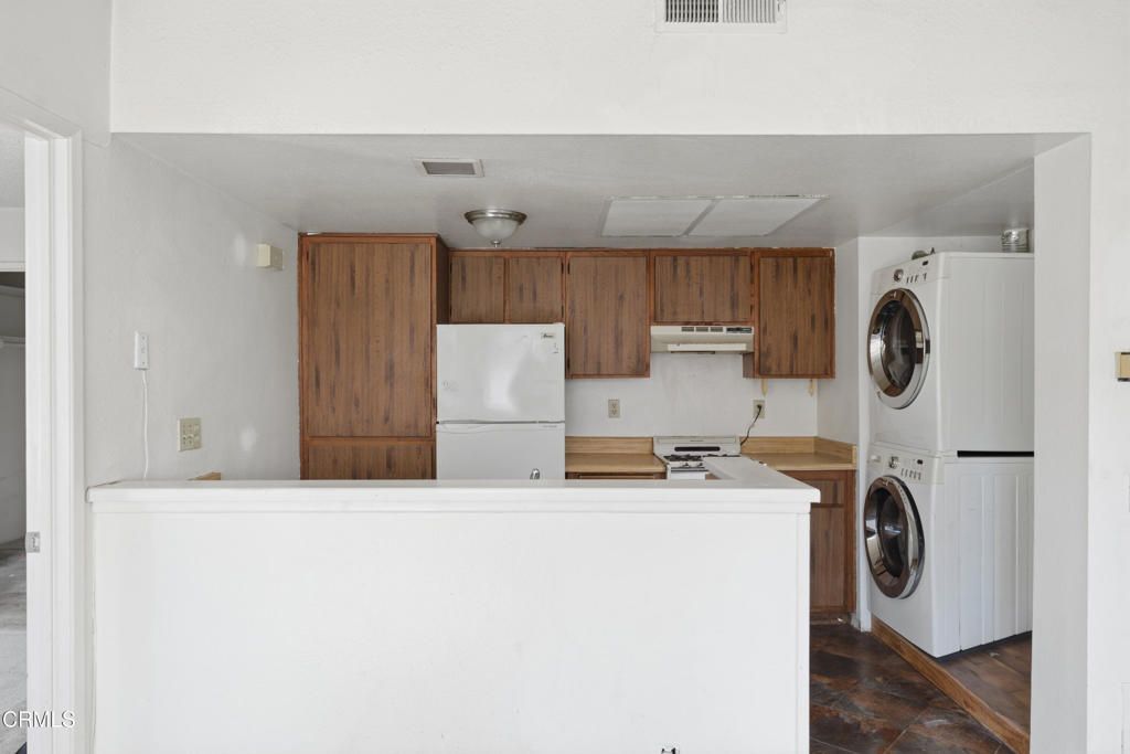 Image 10 of property listing at 4561 Alamo Street F, Simi Valley, CA 93063