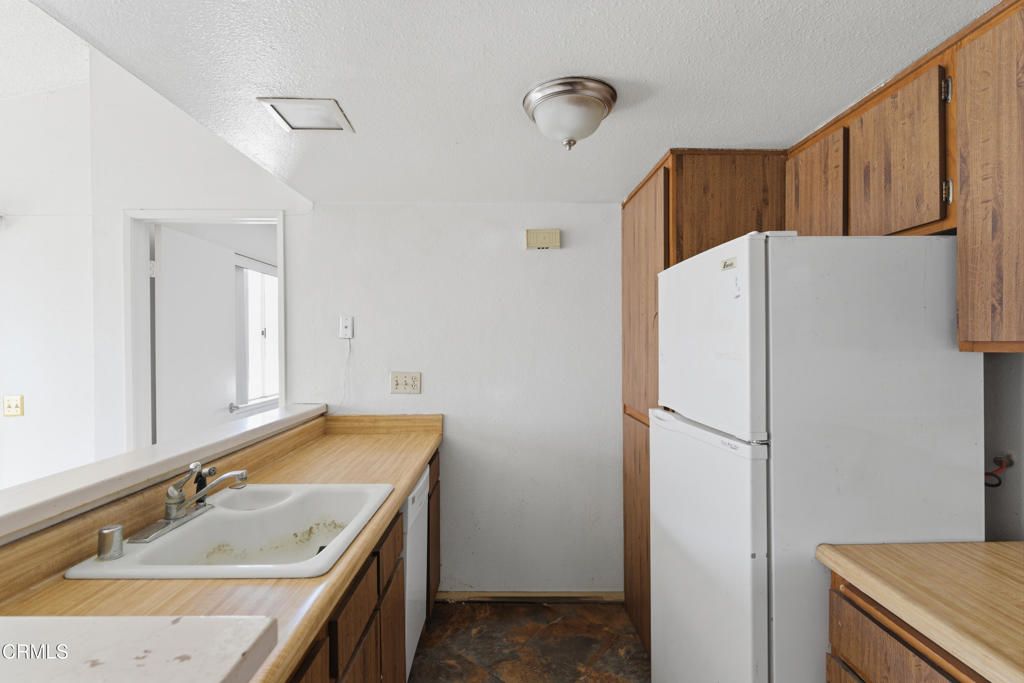 Image 12 of property listing at 4561 Alamo Street F, Simi Valley, CA 93063