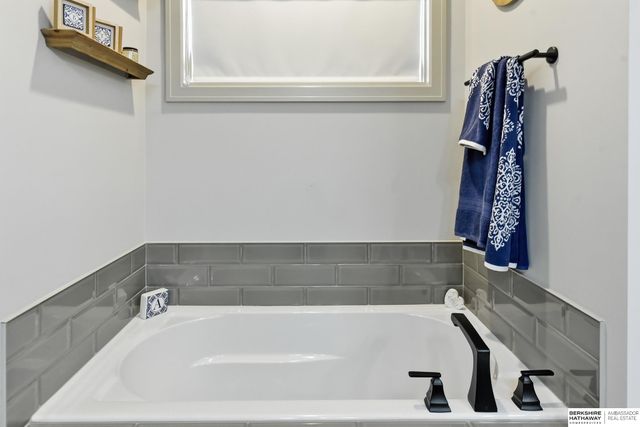 10233 Caspian Drive, Papillion, NE 68046