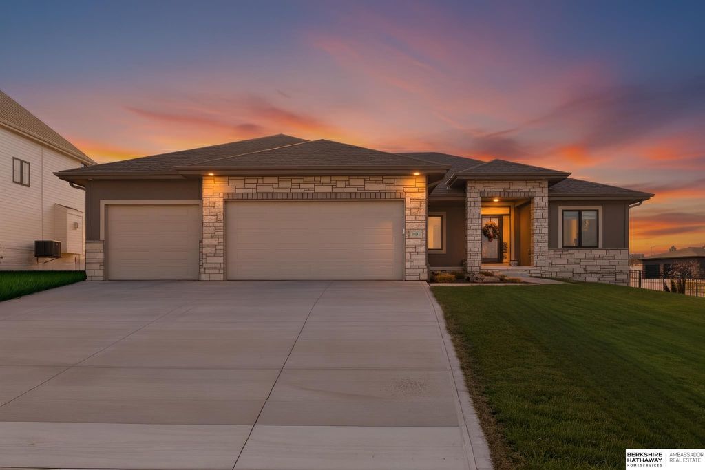 10233 Caspian Drive, Papillion, NE 68046