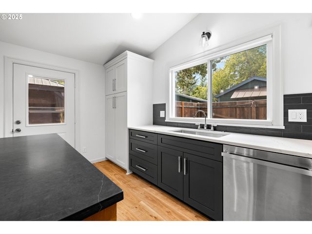 1200 Sw AUTUMN Way, Troutdale, OR 97060
