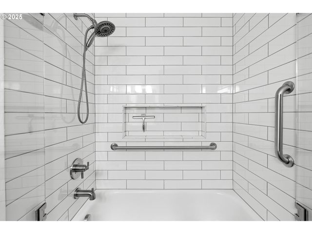 1200 Sw AUTUMN Way, Troutdale, OR 97060