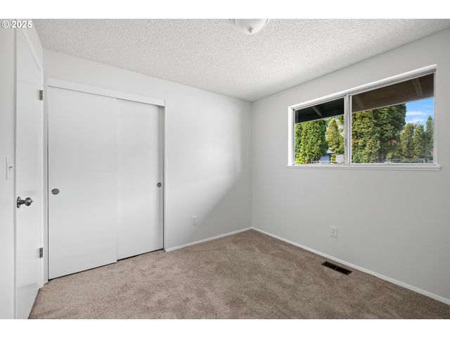 1200 Sw AUTUMN Way, Troutdale, OR 97060