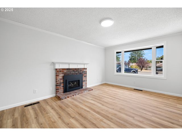 1200 Sw AUTUMN Way, Troutdale, OR 97060