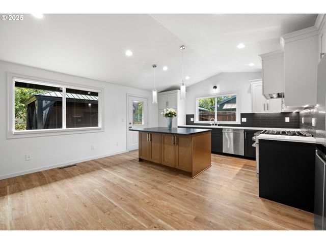 1200 Sw AUTUMN Way, Troutdale, OR 97060