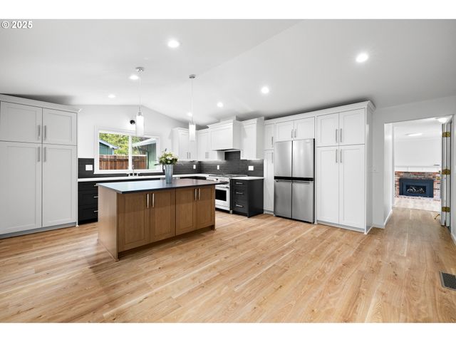 1200 Sw AUTUMN Way, Troutdale, OR 97060