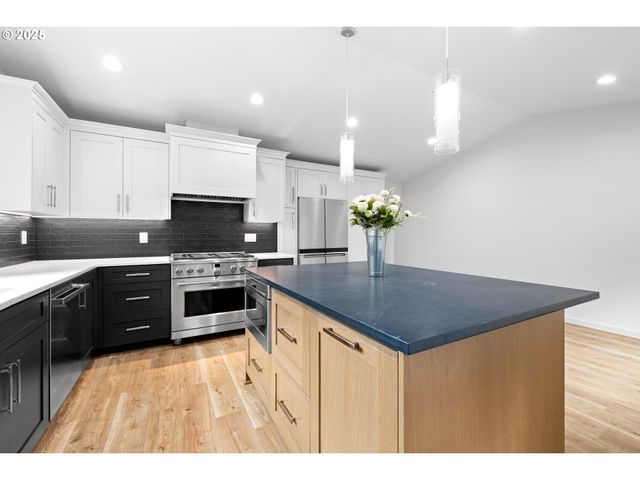 1200 Sw AUTUMN Way, Troutdale, OR 97060