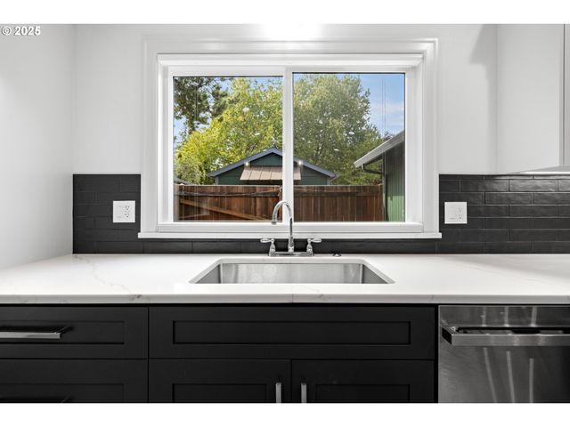 1200 Sw AUTUMN Way, Troutdale, OR 97060