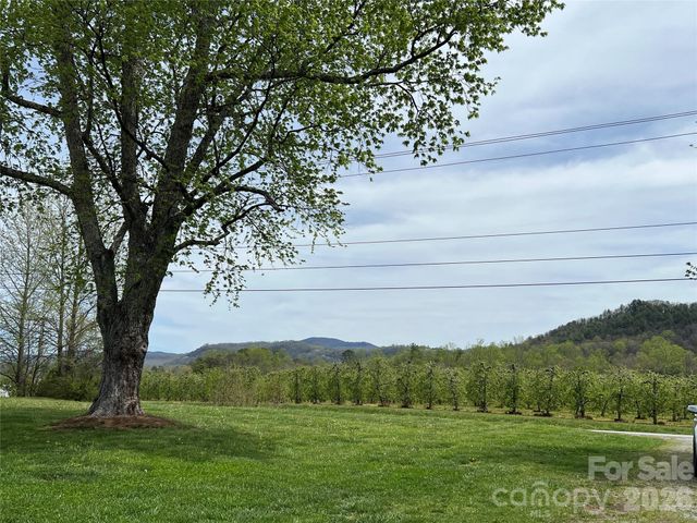 93 Laycock Road, Hendersonville, NC 28792