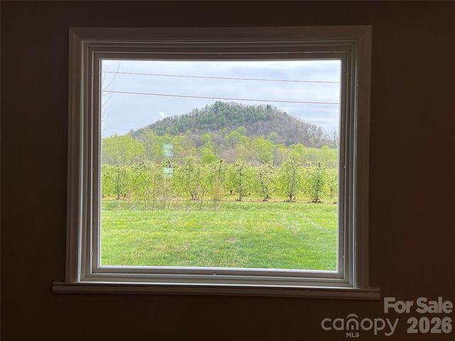 93 Laycock Road, Hendersonville, NC 28792