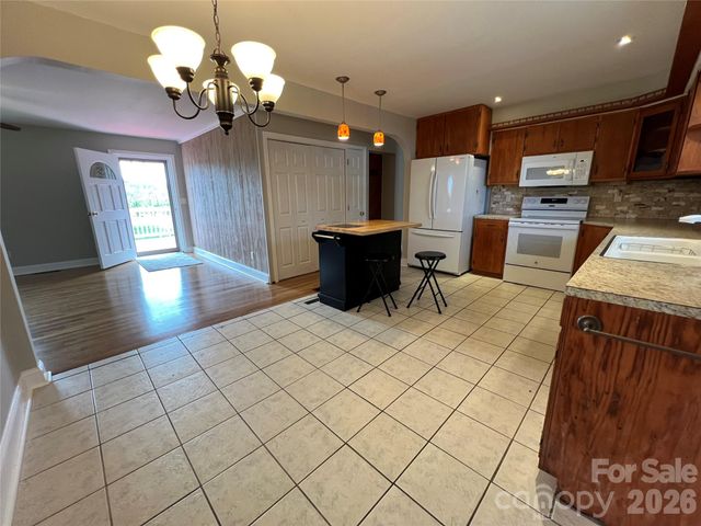 93 Laycock Road, Hendersonville, NC 28792