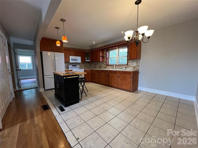 93 Laycock Road, Hendersonville, NC 28792