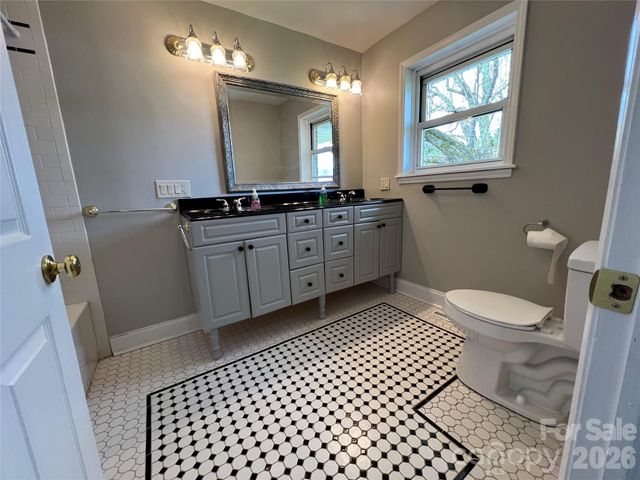 93 Laycock Road, Hendersonville, NC 28792
