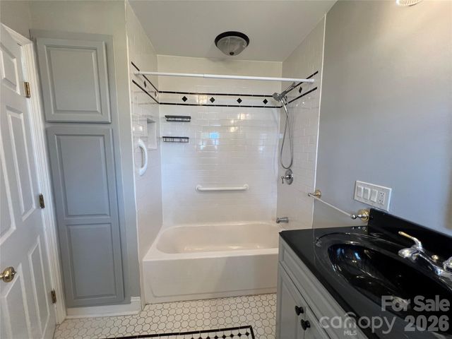 93 Laycock Road, Hendersonville, NC 28792