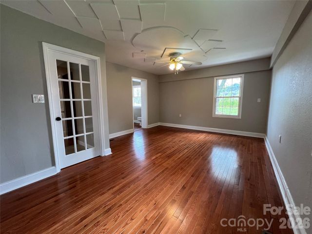93 Laycock Road, Hendersonville, NC 28792
