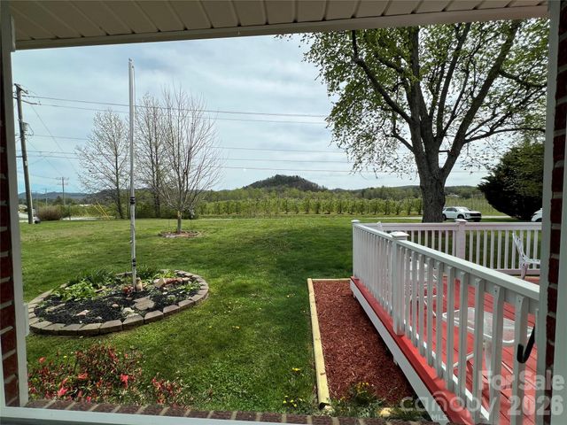 93 Laycock Road, Hendersonville, NC 28792
