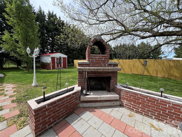 93 Laycock Road, Hendersonville, NC 28792