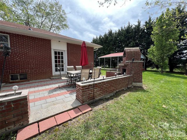 93 Laycock Road, Hendersonville, NC 28792