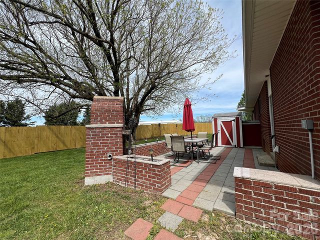93 Laycock Road, Hendersonville, NC 28792