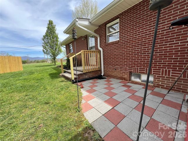93 Laycock Road, Hendersonville, NC 28792
