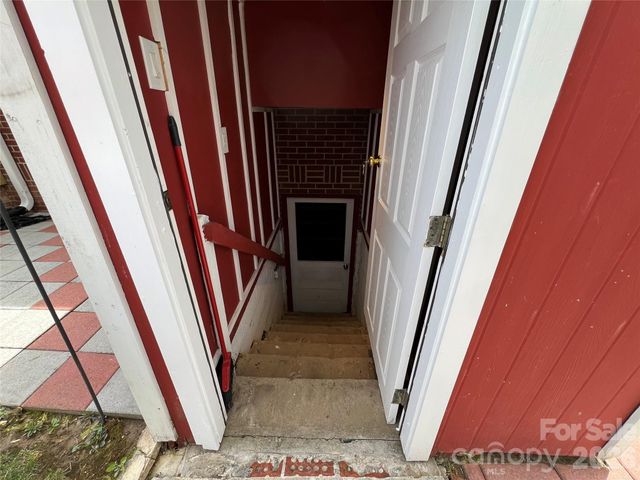 93 Laycock Road, Hendersonville, NC 28792