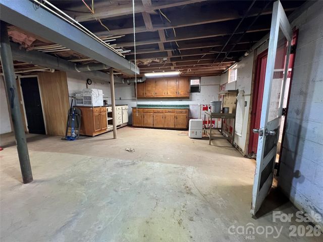 93 Laycock Road, Hendersonville, NC 28792
