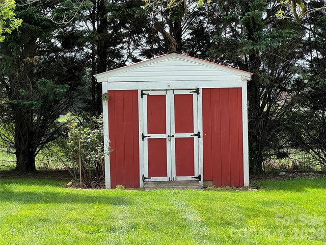 93 Laycock Road, Hendersonville, NC 28792