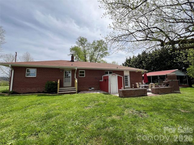 93 Laycock Road, Hendersonville, NC 28792