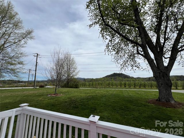 93 Laycock Road, Hendersonville, NC 28792