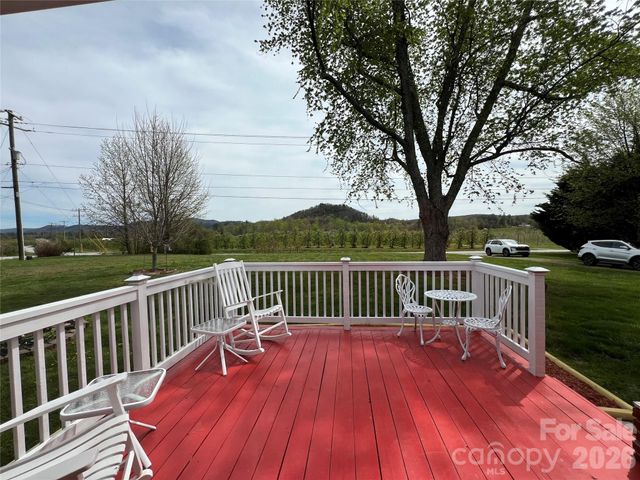 93 Laycock Road, Hendersonville, NC 28792
