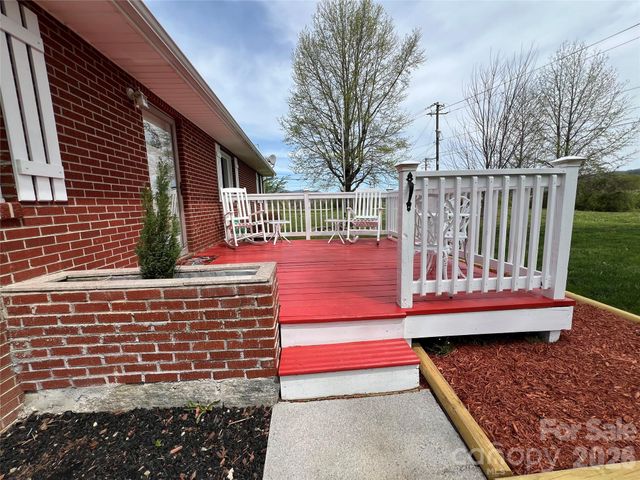 93 Laycock Road, Hendersonville, NC 28792
