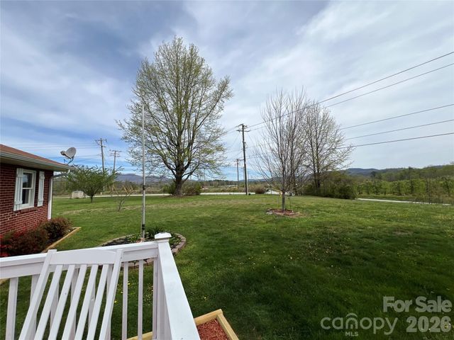 93 Laycock Road, Hendersonville, NC 28792