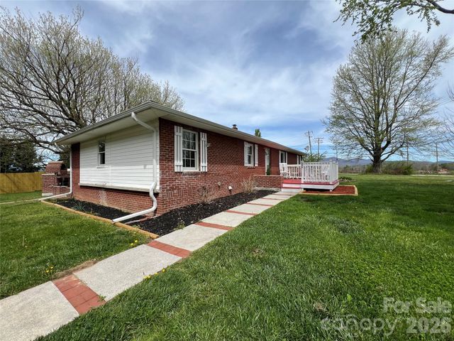 93 Laycock Road, Hendersonville, NC 28792