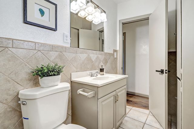 816 PALOMAS Drive SE, Albuquerque, NM 87108