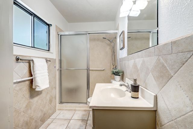 816 PALOMAS Drive SE, Albuquerque, NM 87108