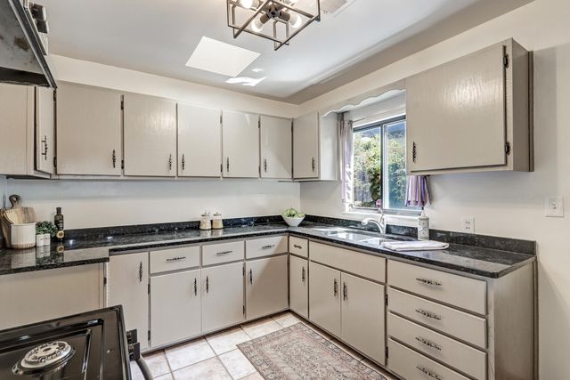 816 PALOMAS Drive SE, Albuquerque, NM 87108