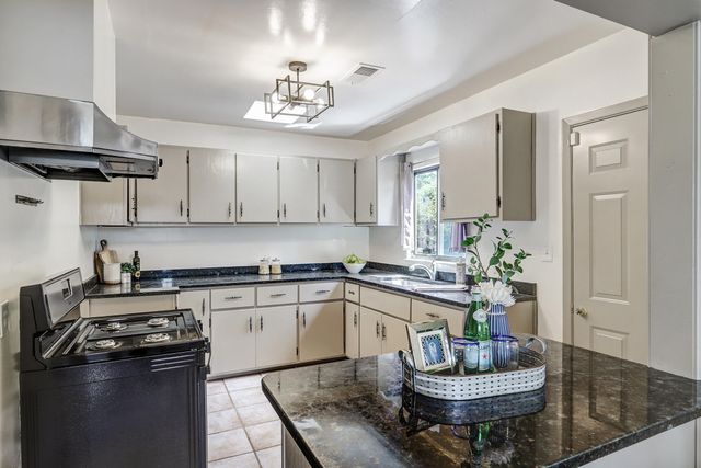 816 PALOMAS Drive SE, Albuquerque, NM 87108