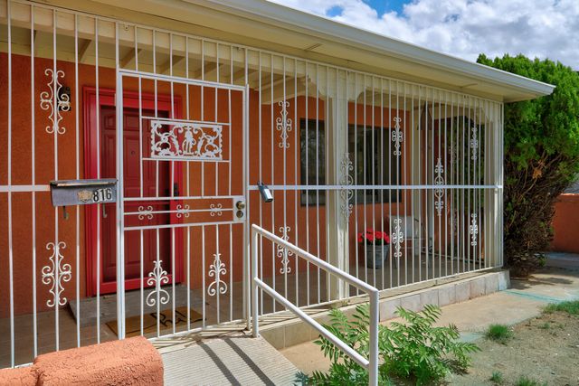 816 PALOMAS Drive SE, Albuquerque, NM 87108