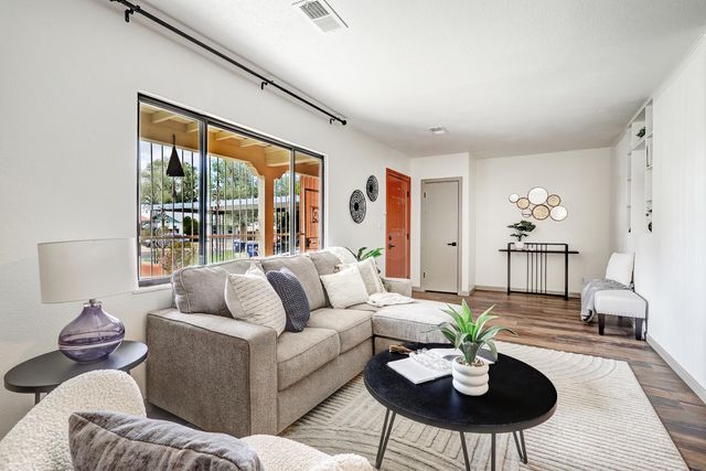 816 PALOMAS Drive SE, Albuquerque, NM 87108