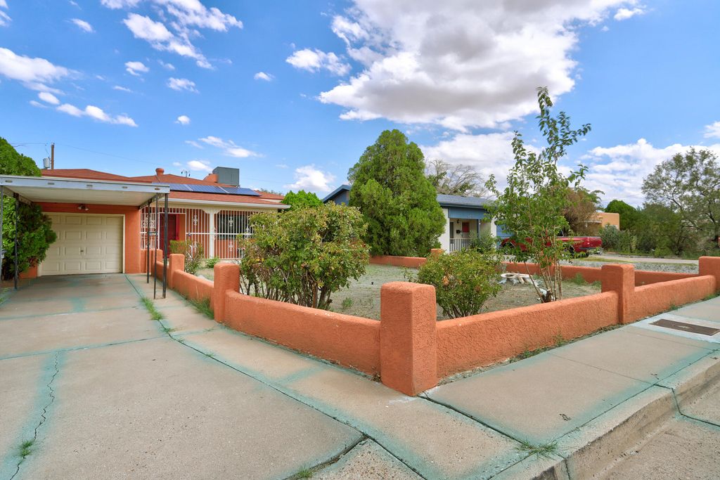 816 PALOMAS Drive SE, Albuquerque, NM 87108