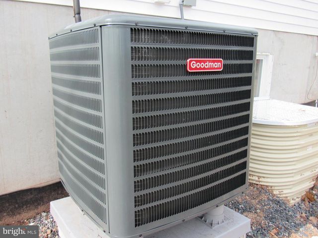 957 SPRING CITY RD, Phoenixville, PA 19460