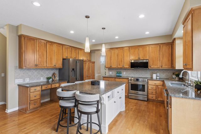 7428 Bent Bow Trail, Chanhassen, MN 55317