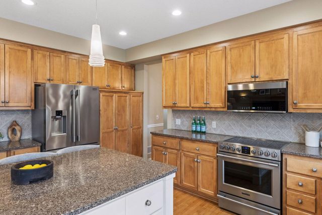 7428 Bent Bow Trail, Chanhassen, MN 55317