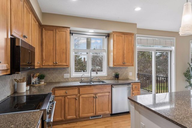 7428 Bent Bow Trail, Chanhassen, MN 55317