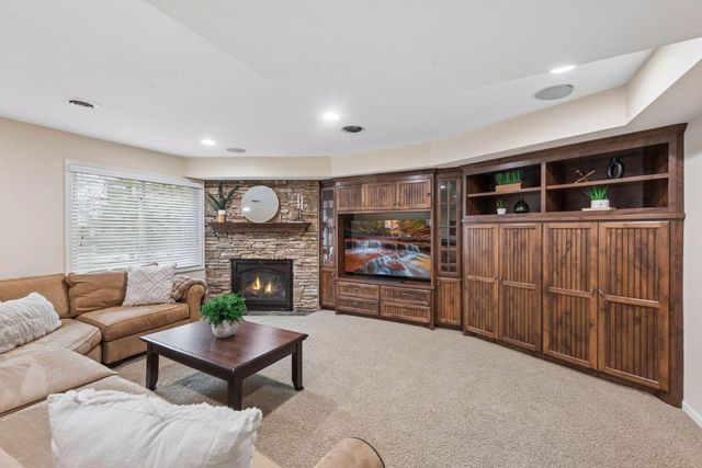 7428 Bent Bow Trail, Chanhassen, MN 55317