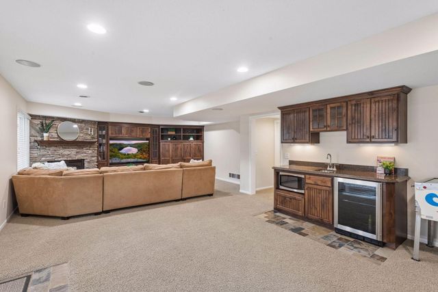 7428 Bent Bow Trail, Chanhassen, MN 55317